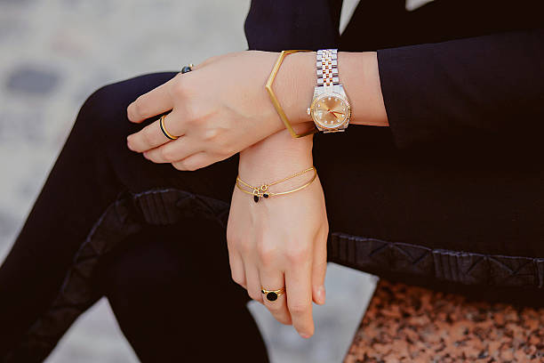 Cum accesoriile transformă complet un outfit